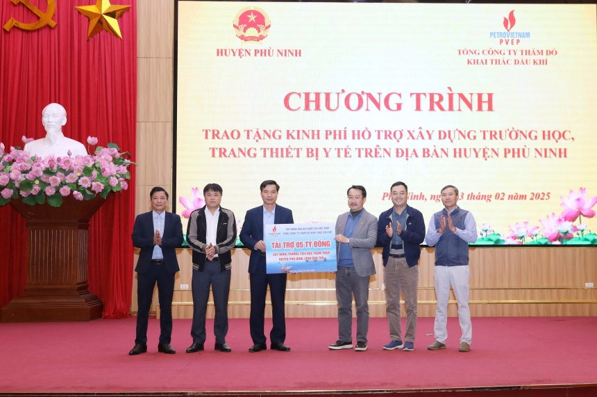Đoàn công tác PVEP trao, tặng kinh phí hỗ trợ xây dựng trường học, trang thiết bị y tế trên địa bàn huyện Phù Ninh